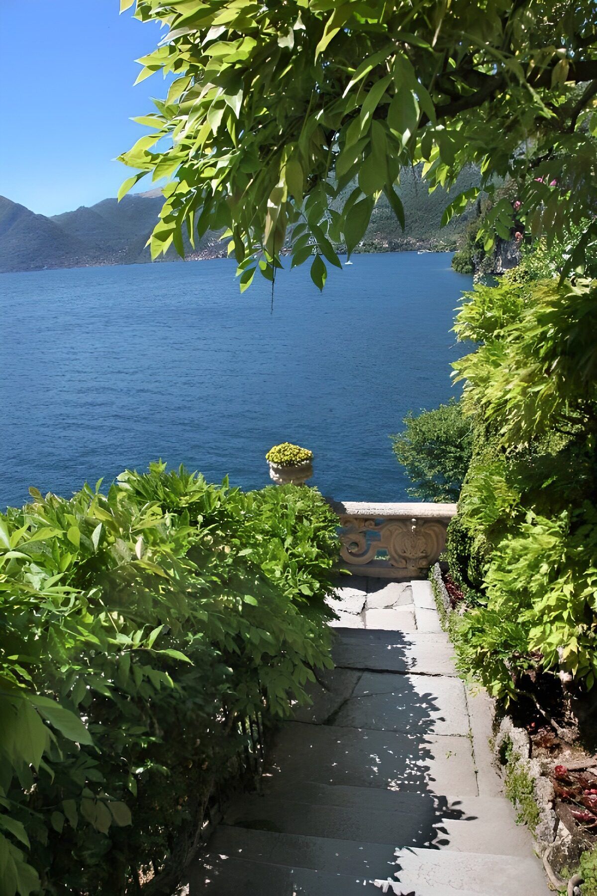 Steintreppe mit Blick aufs blaue Wasser