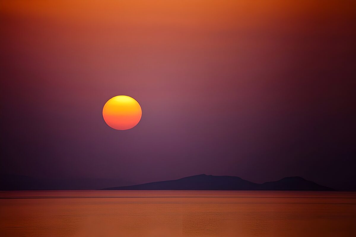 Sonnenuntergang über ruhigem Meer