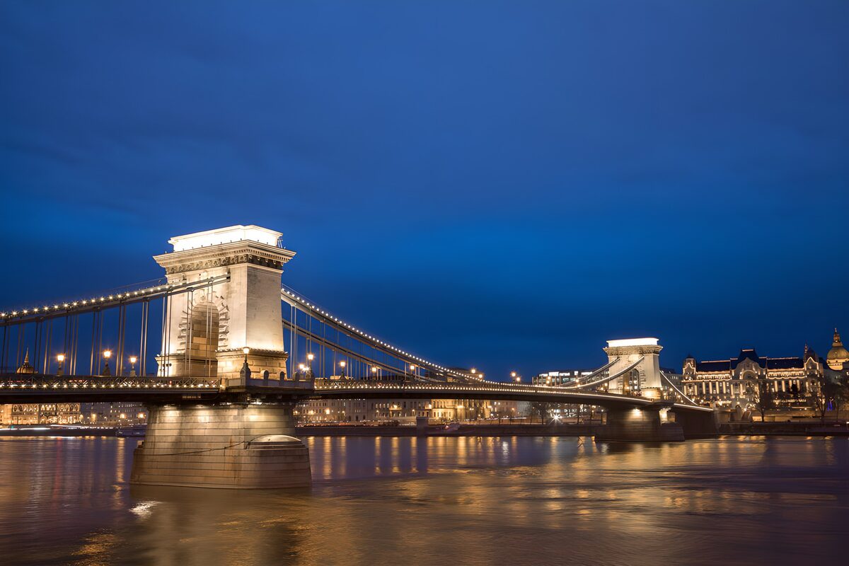 Kettenbrücke zur blauen Stunde
