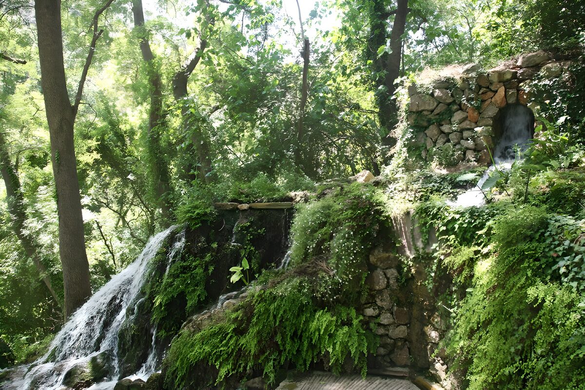 Wasserfall an der rustikalen Steinmauer