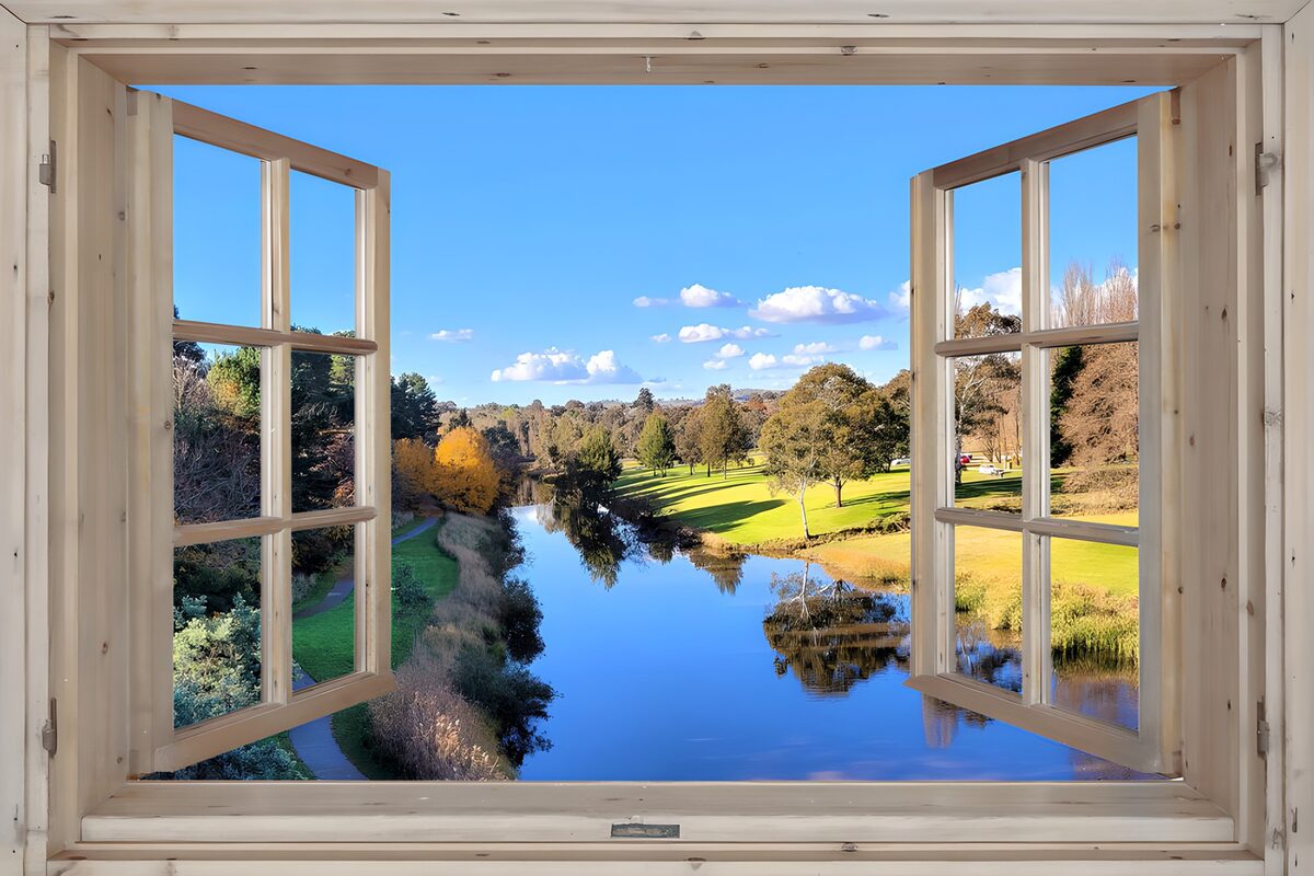 Offenes Fenster mit Blick auf den stillen See