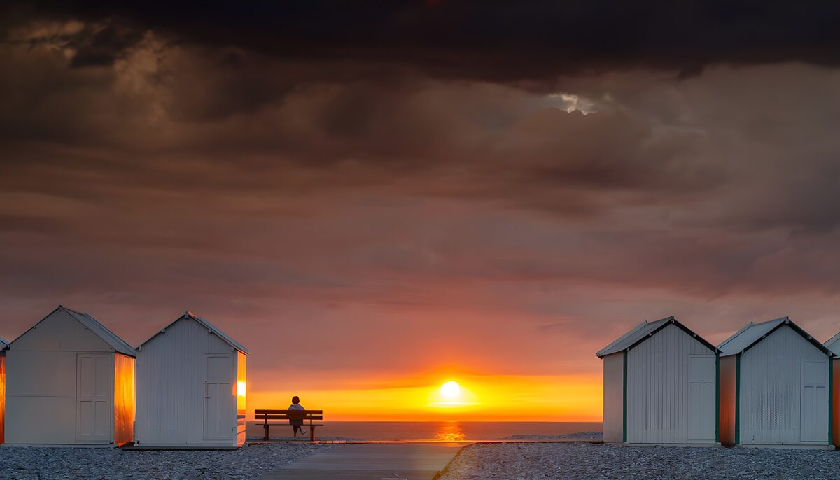 Zwischen Strandhütten glüht der Himmel
