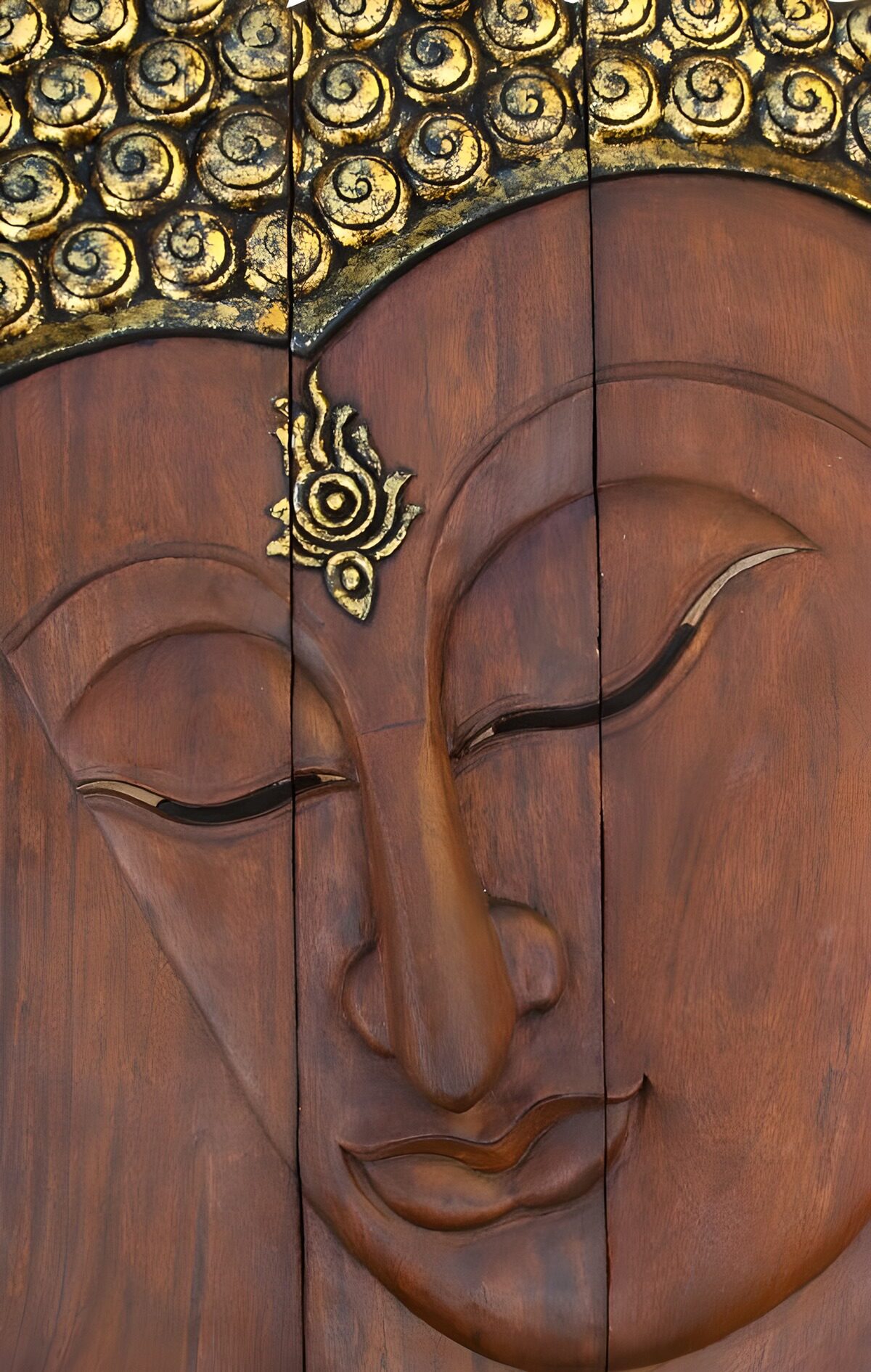 Buddhakopf aus Holz mit sanftem Lächeln