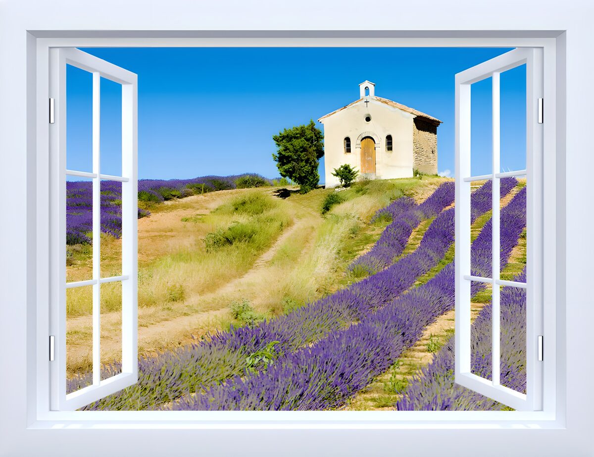 Fensterblick auf Lavendel und Kapelle