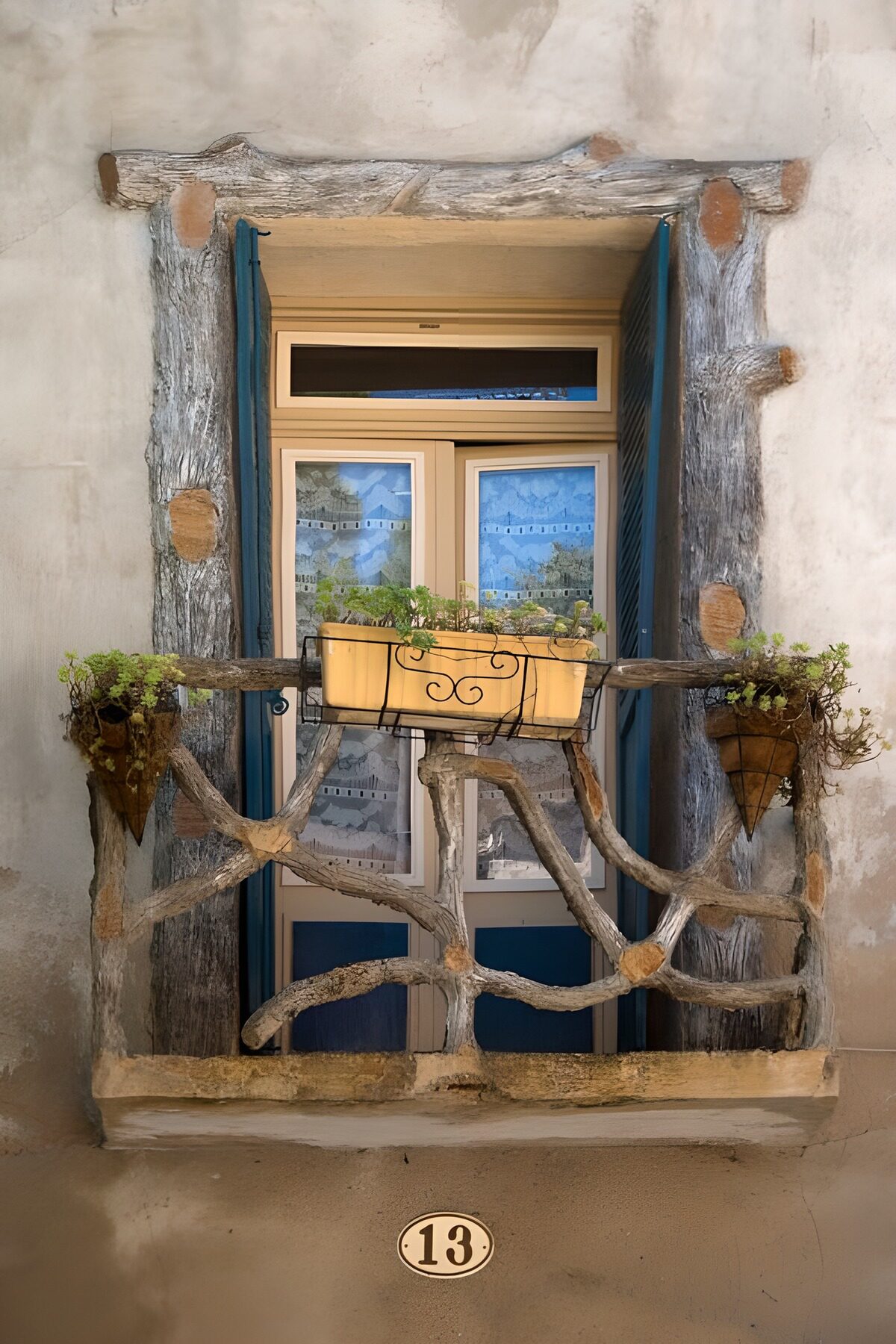 Rustikales Fenster mit blauen Läden
