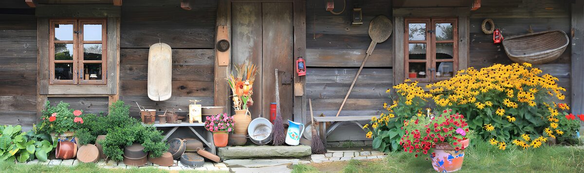 Rustikales Holzhaus voller Sommerblumen