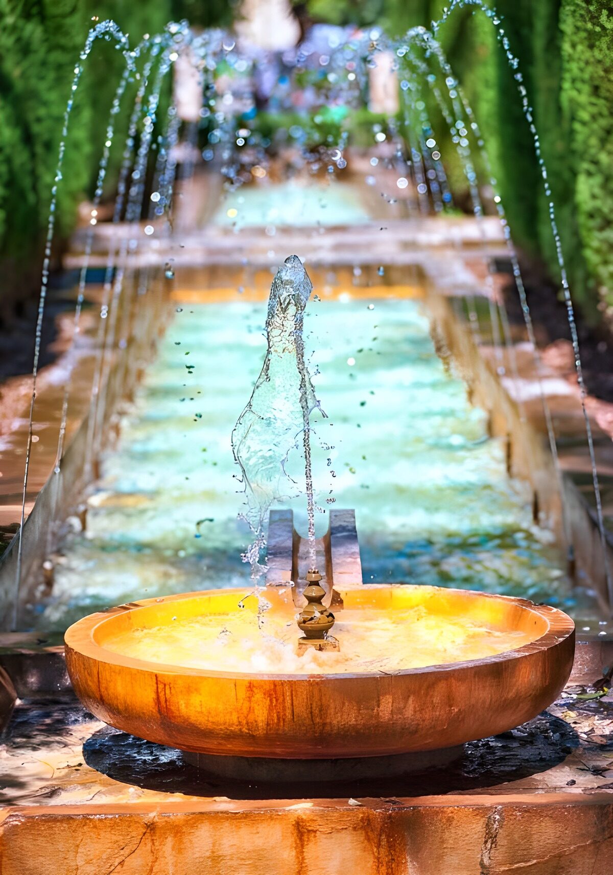 Kupferfarbener Gartenbrunnen im Sonnenlicht
