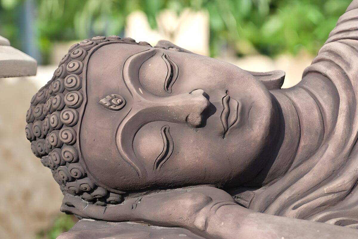 Liegende Buddhafigur im Tageslicht