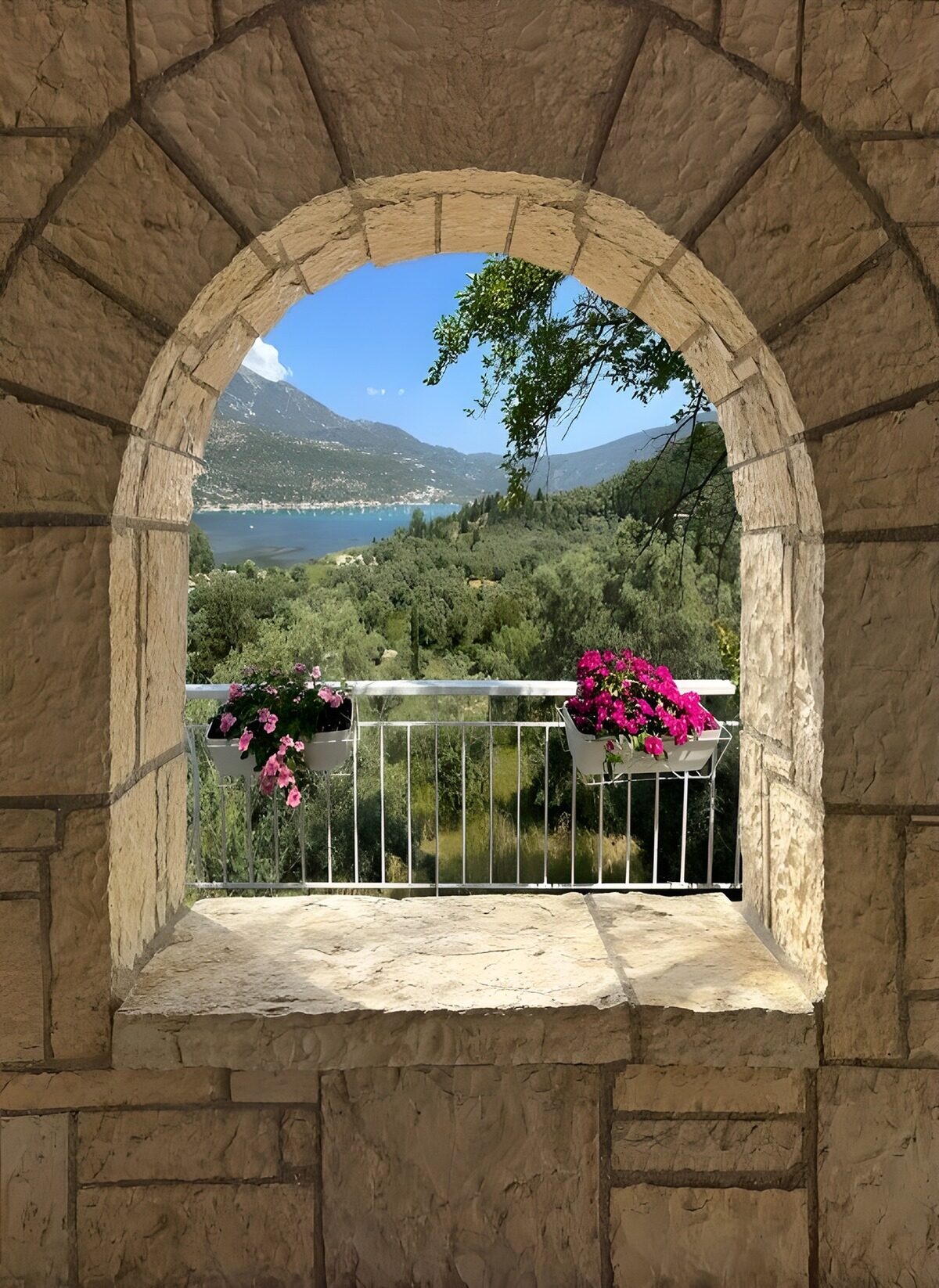Sommerlicher Seeblick durch den Steinbogen