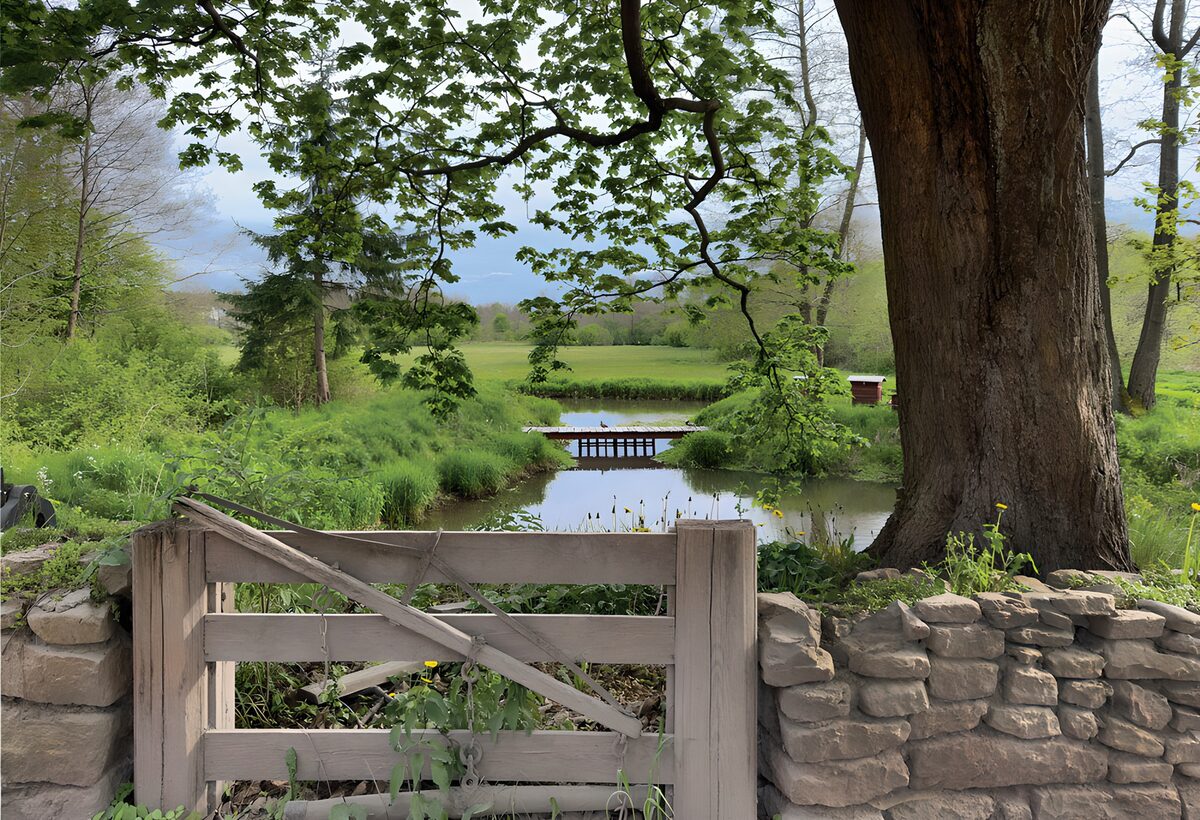 Holztor und Holzbrücke im stillen Grün