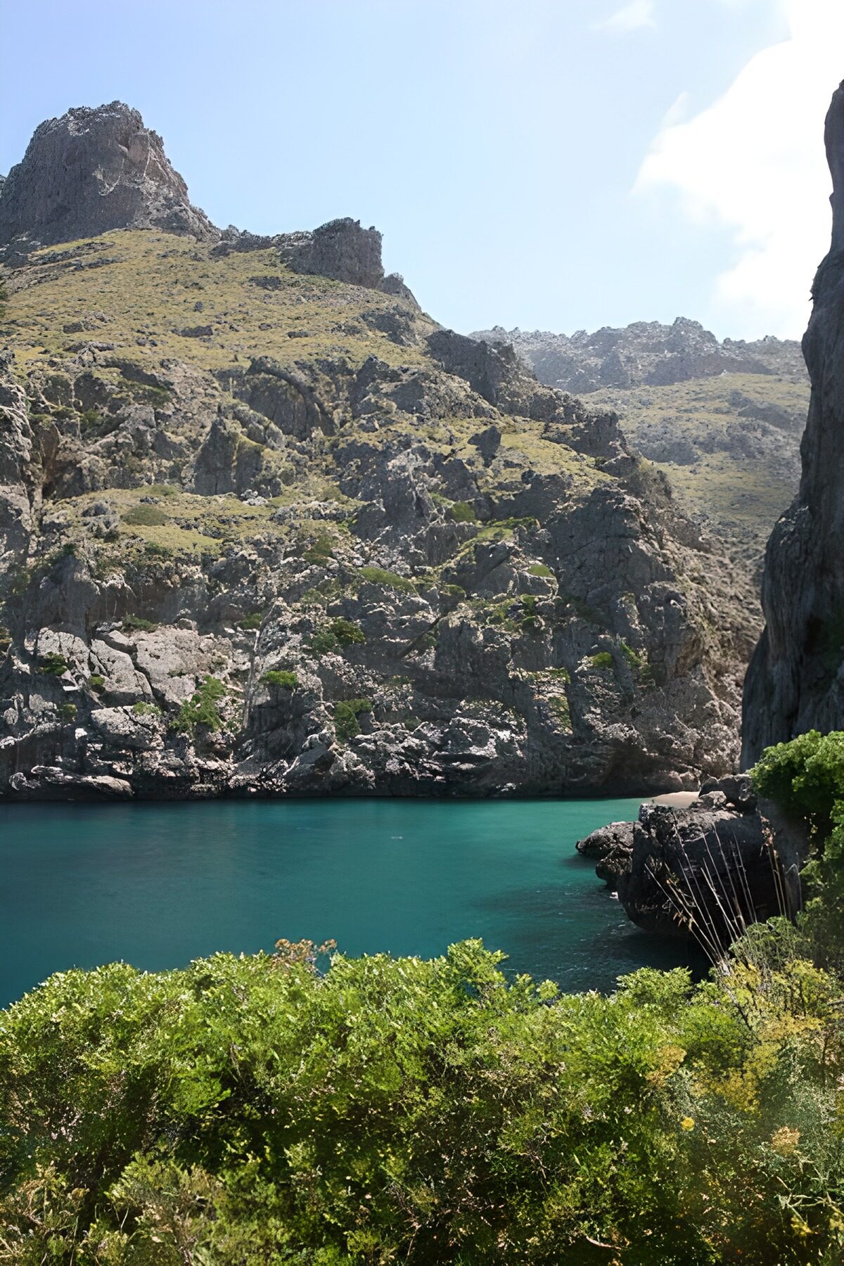 Türkisblaues Wasser in stiller Felsenbucht