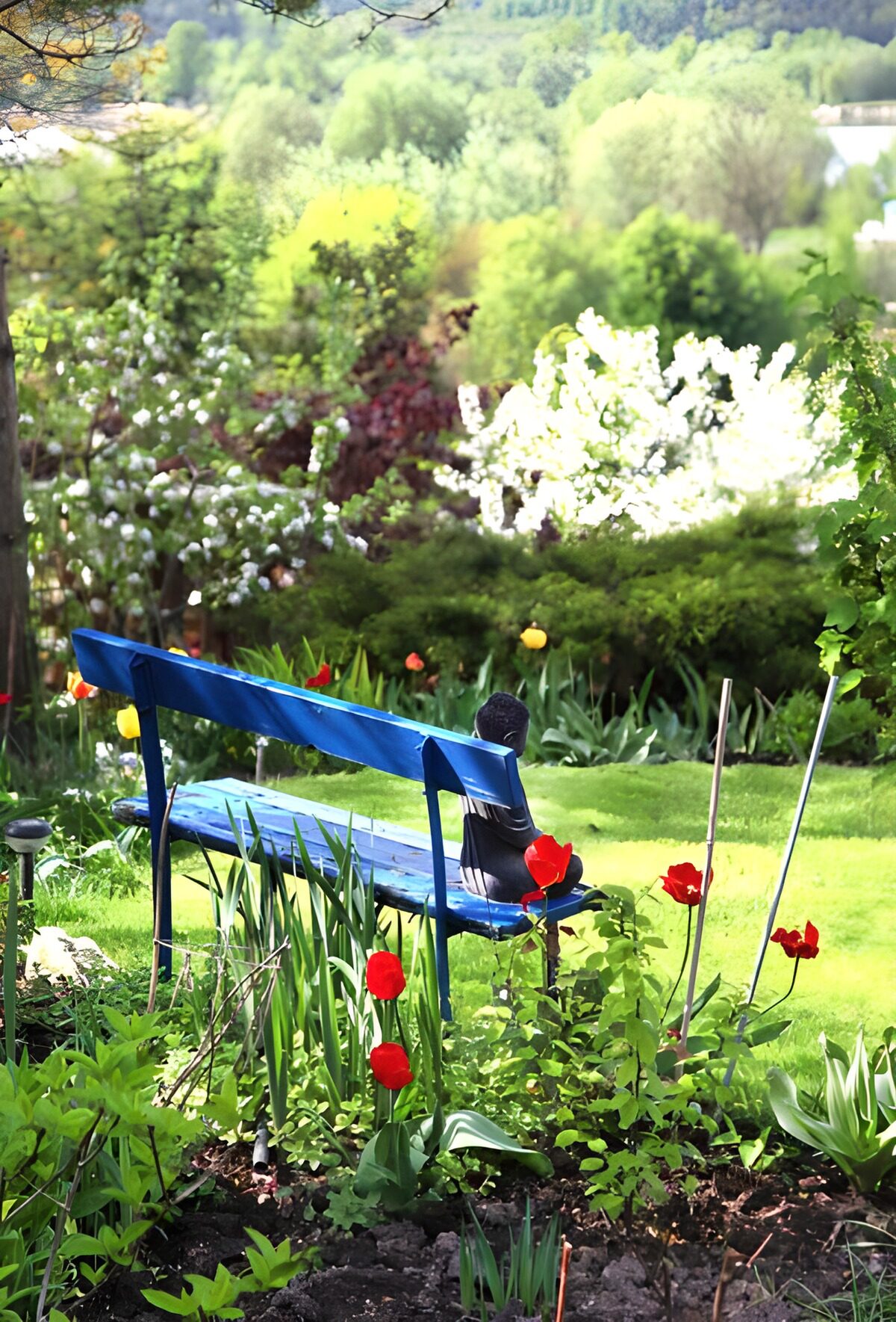 Blaue Bank zwischen leuchtenden Tulpen