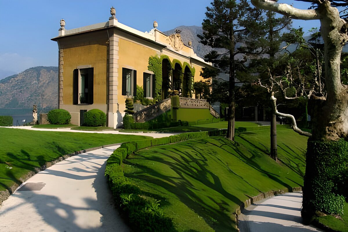 Ockergelbe Villa mit Garten am See