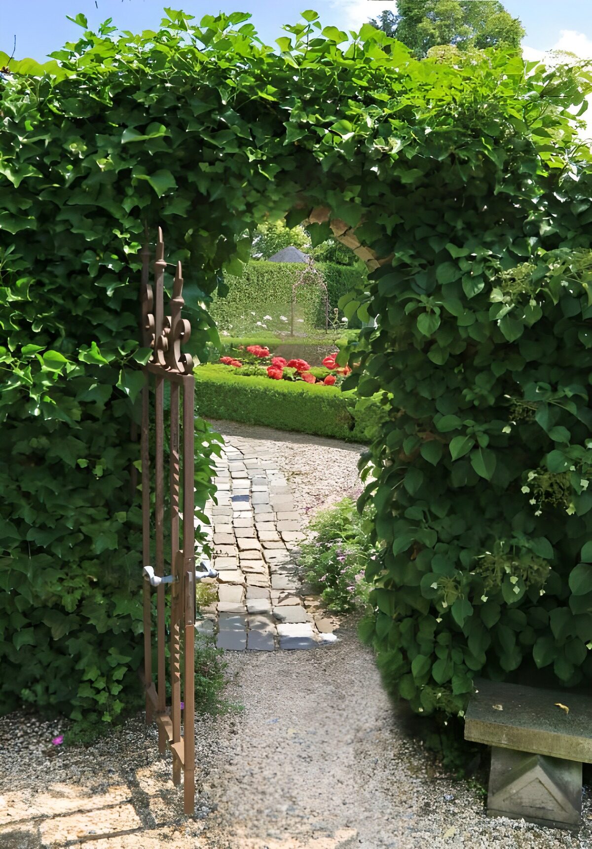 Offenes Eisentor zum Sommergarten