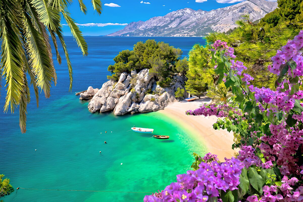 Türkisbucht mit Sandstrand und Blüten