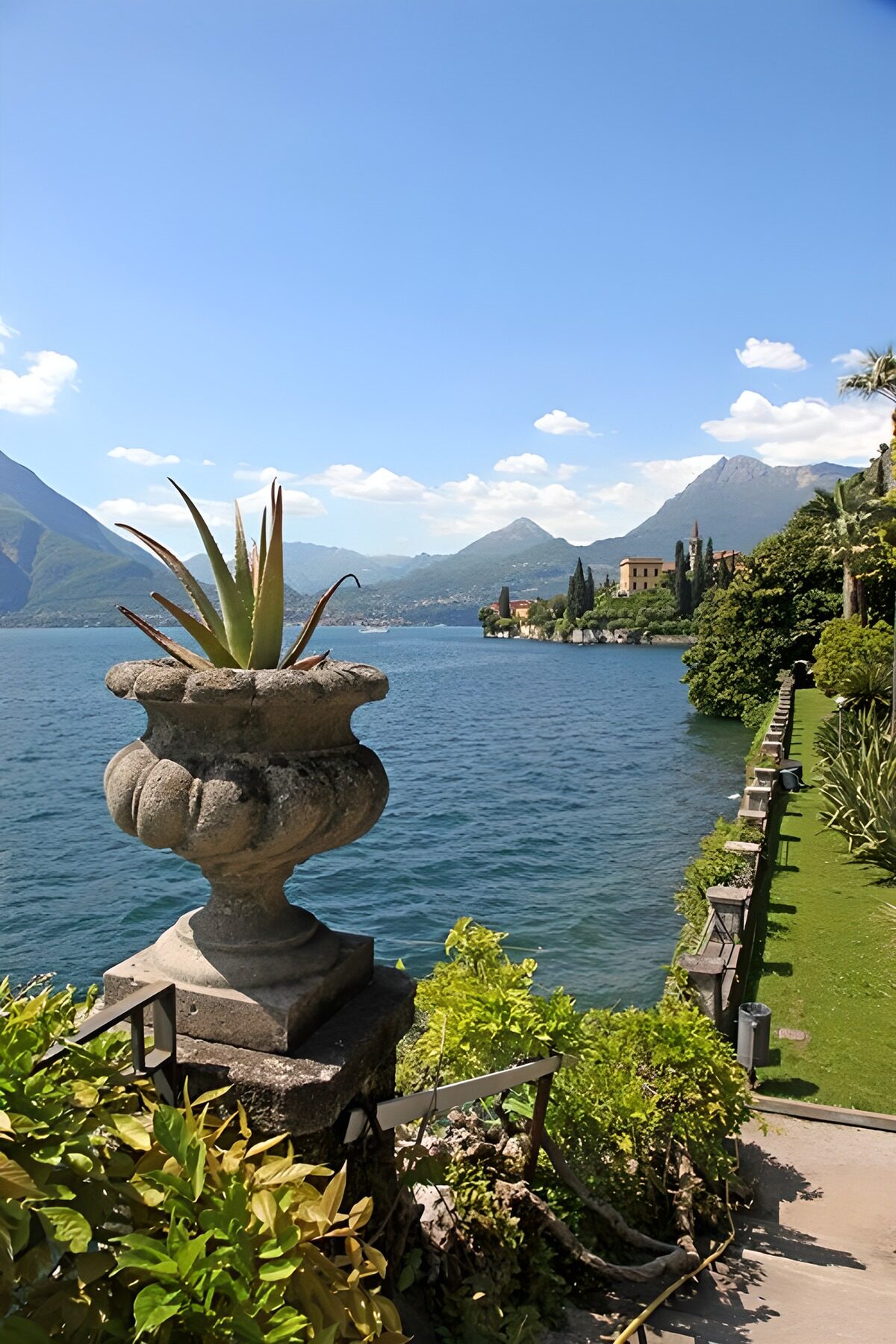 Gartenterrasse mit weitem Seeblick