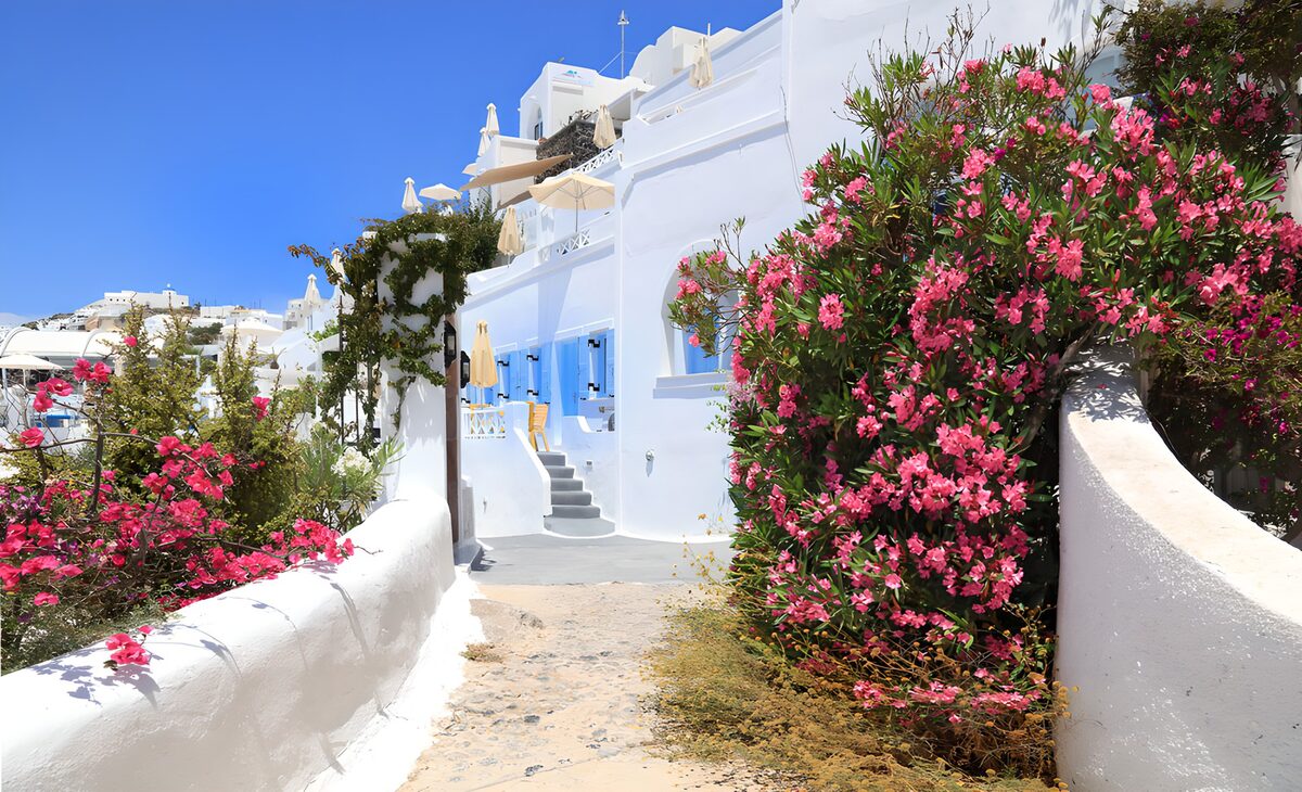 Sonnige Gasse mit blauen Fensterläden