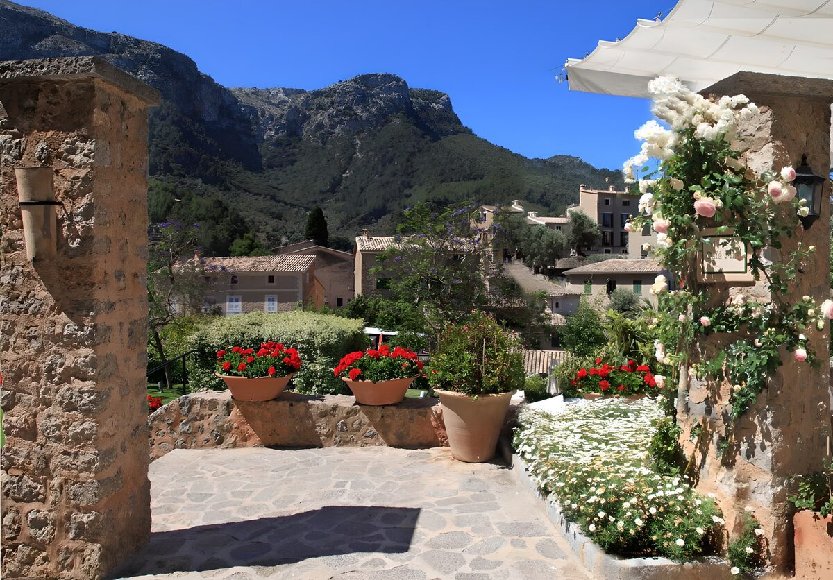 Blumenterrasse mit Blick auf Dorf und Berge