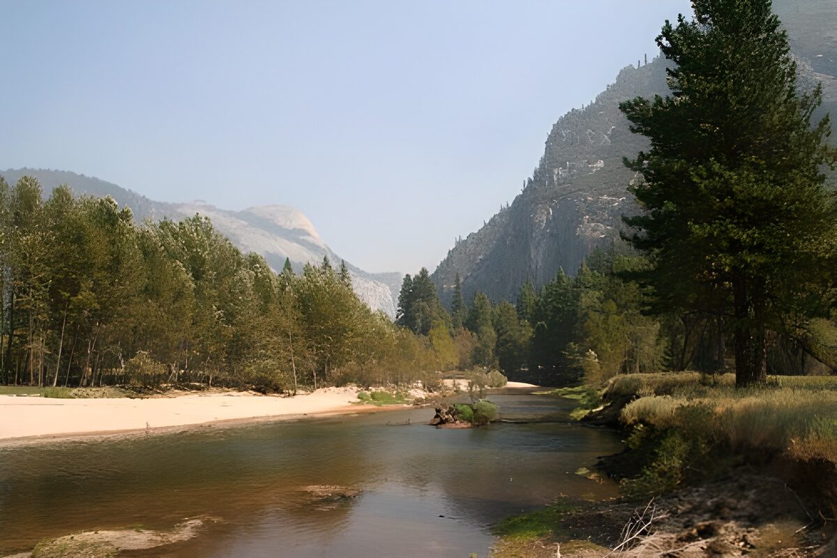 Fluss und Sandbank im stillen Bergtal