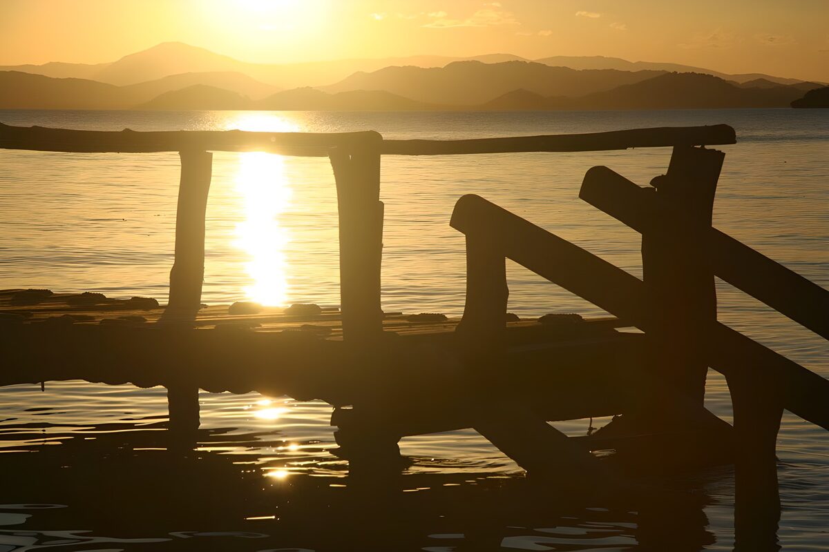 Holzsteg im goldenen Abendlicht