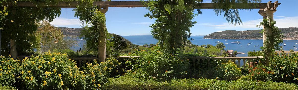 Gartenterrasse mit sonnigem Blick aufs Meer