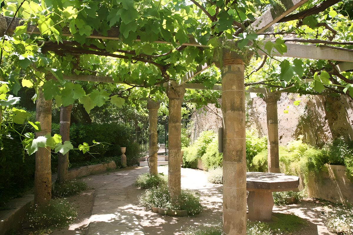 Pergola mit Steinsäulen im lichten Grün