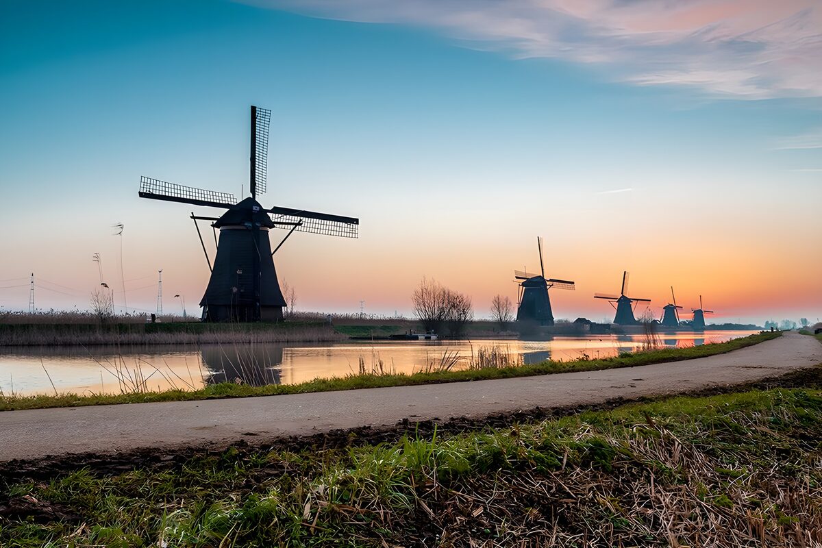 Windmühlen am Kanal im Abendlicht