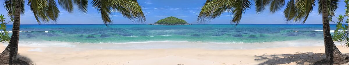 Palmenstrand mit kleiner Insel im Blau