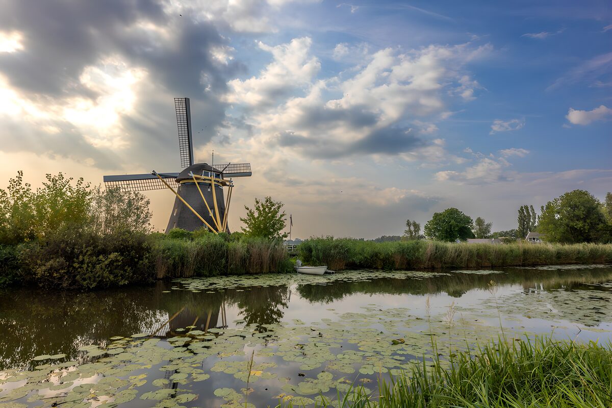 Windmühle zwischen Wolken und Wasser