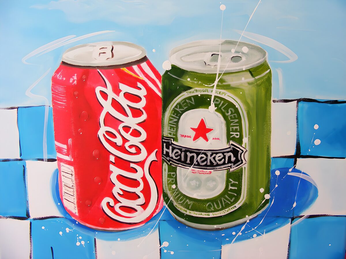 Cola- und Bierdose in leuchtenden Farben