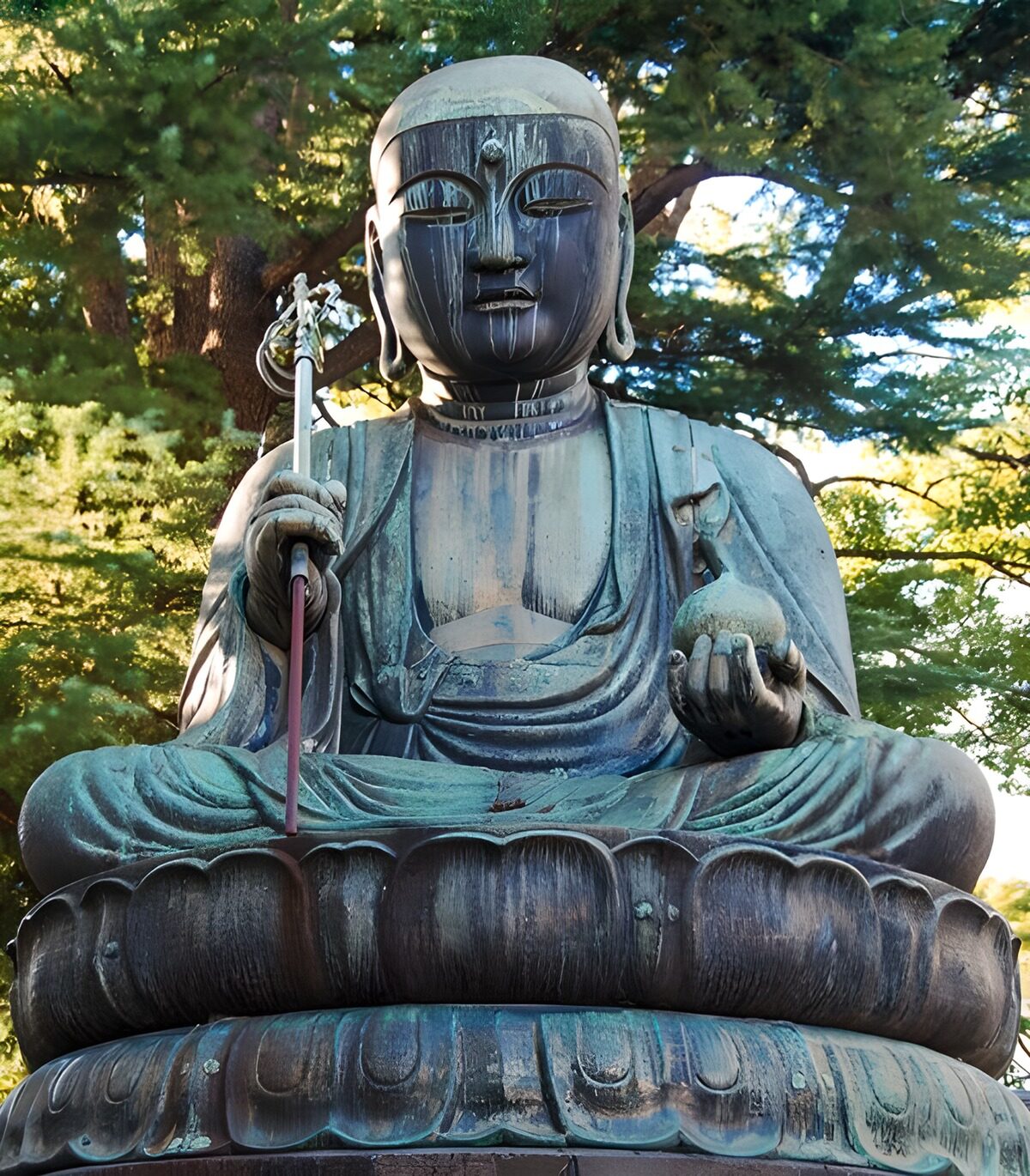 Sitzender Buddha im lichten Grün