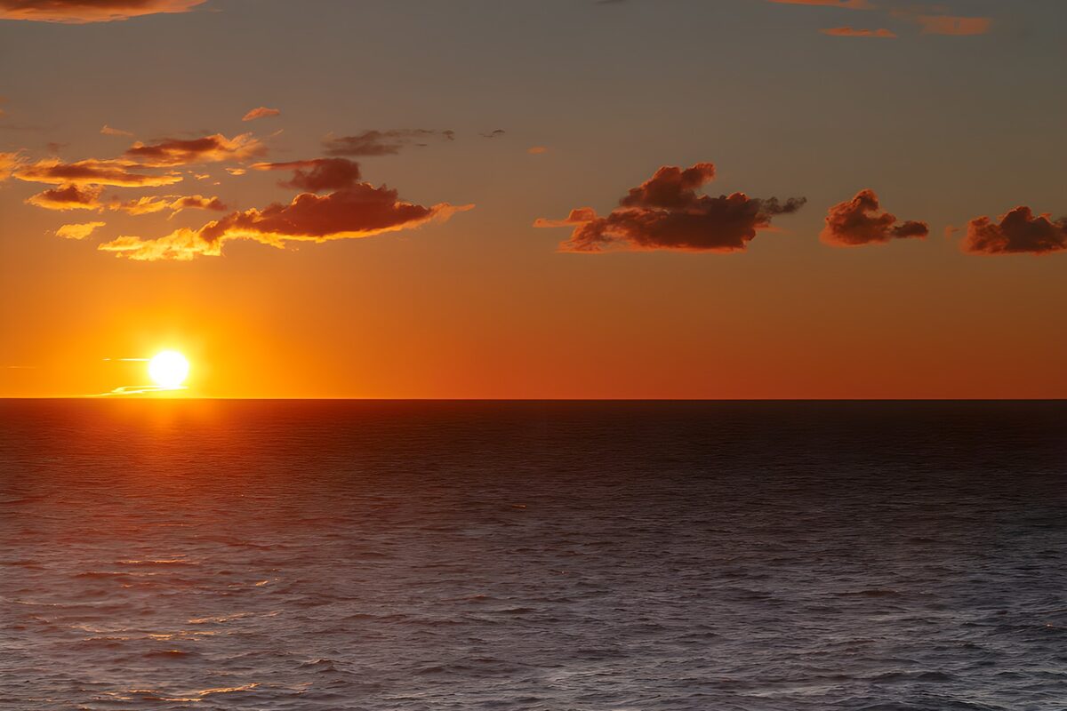 Sonnenuntergang über stillem Meer