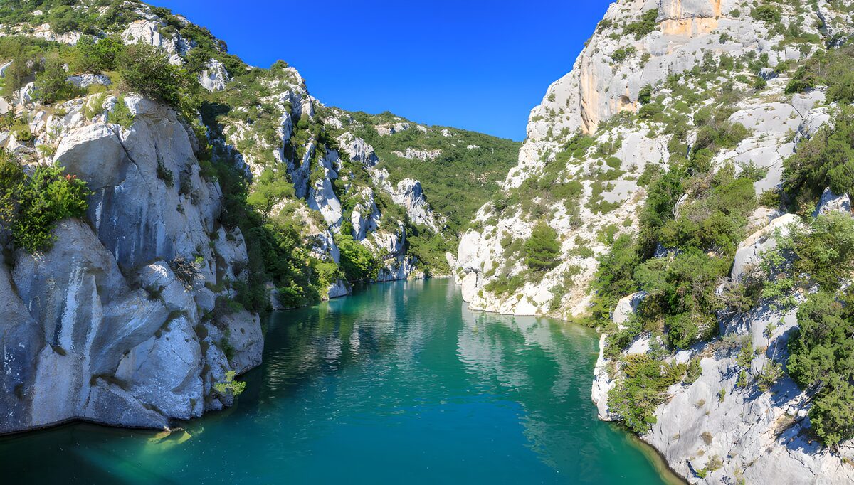 Türkisgrünes Wasser zwischen hellen Felsen
