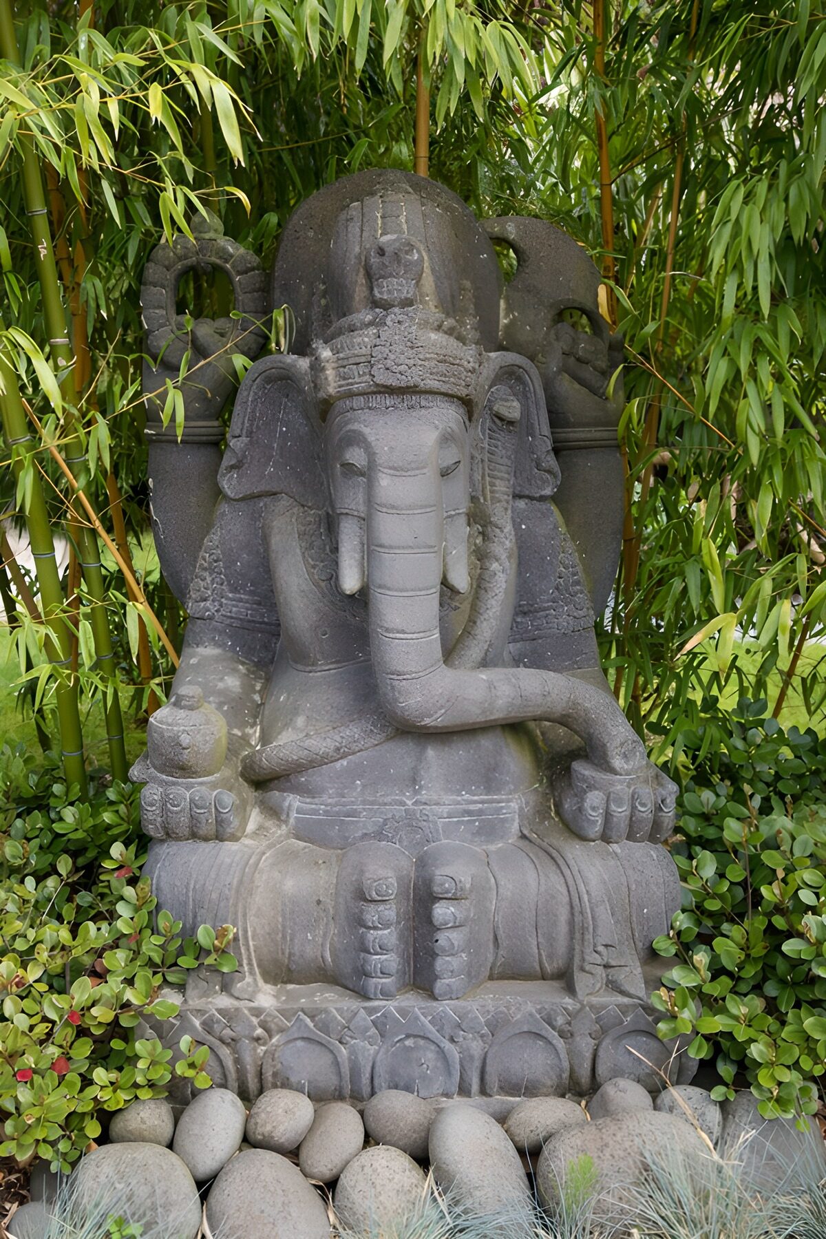 Ganesha aus Stein zwischen Bambus