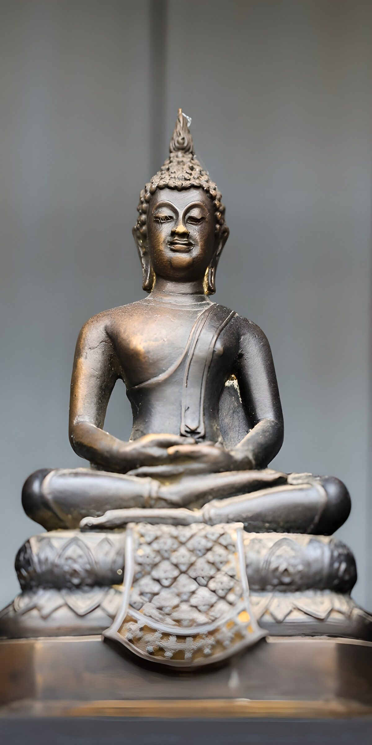 Buddha im Lotussitz mit Goldakzenten