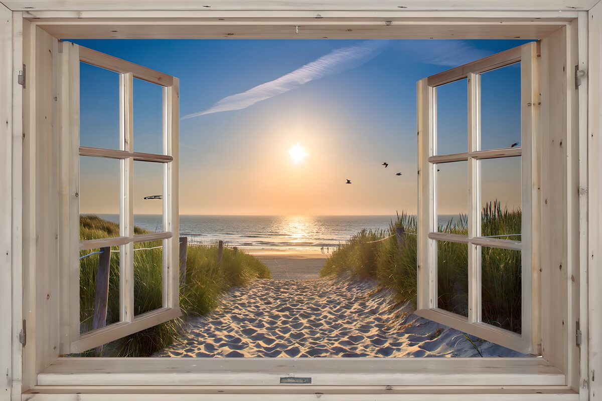 Offenes Fenster zum Strand im Sonnenlicht
