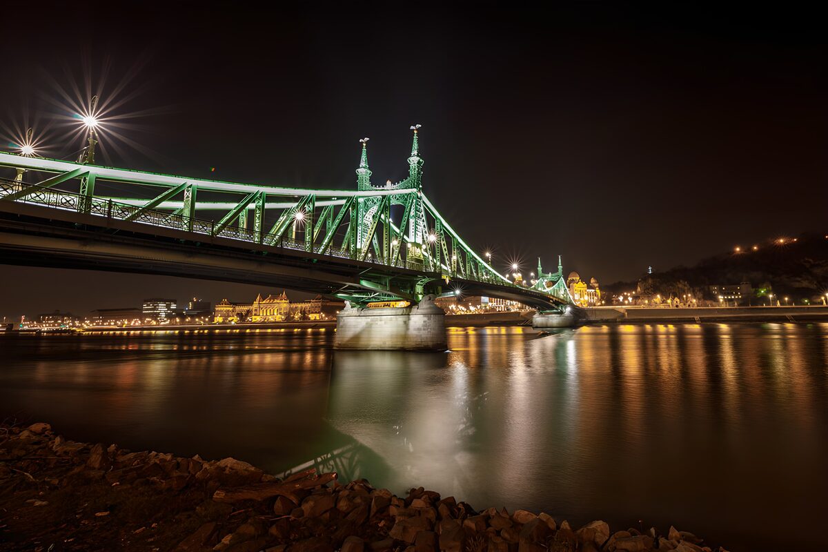 Beleuchtete Freiheitsbrücke bei Nacht