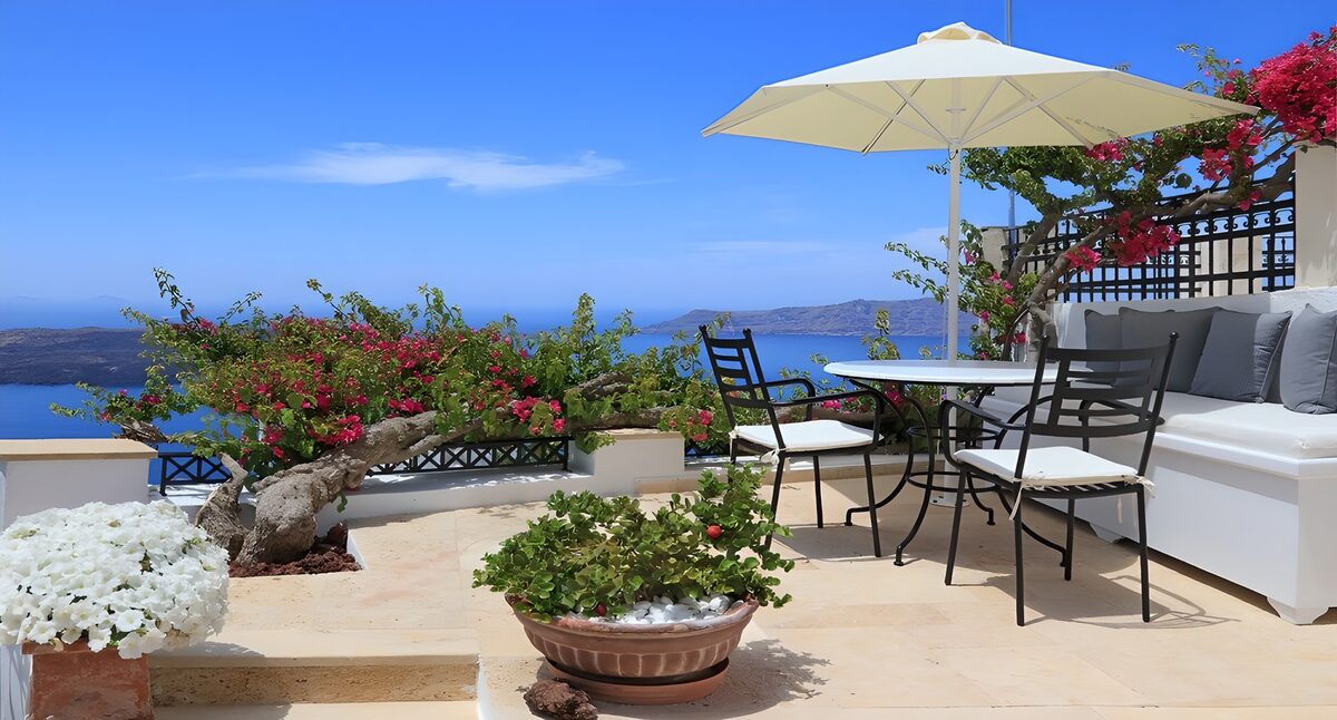 Sonnige Terrasse mit Blüten und Meerblick