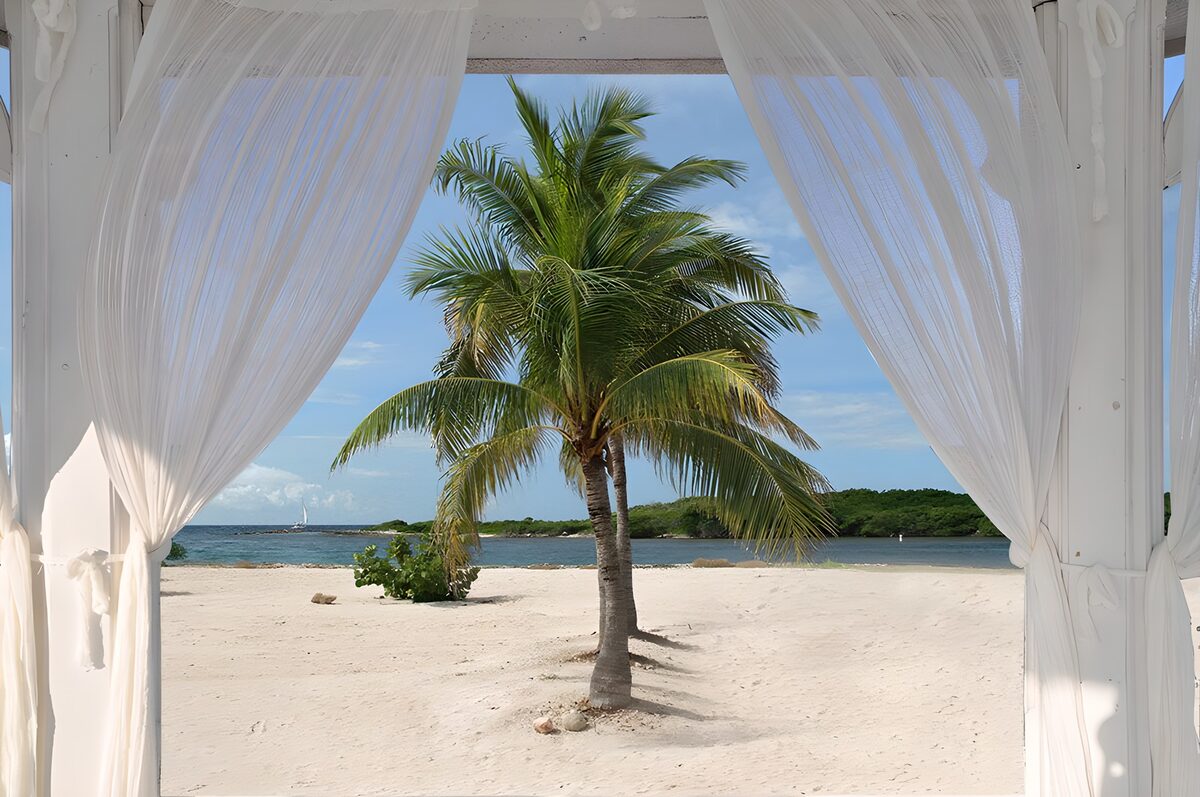 Palmenstrand vom schattigen Pavillon aus