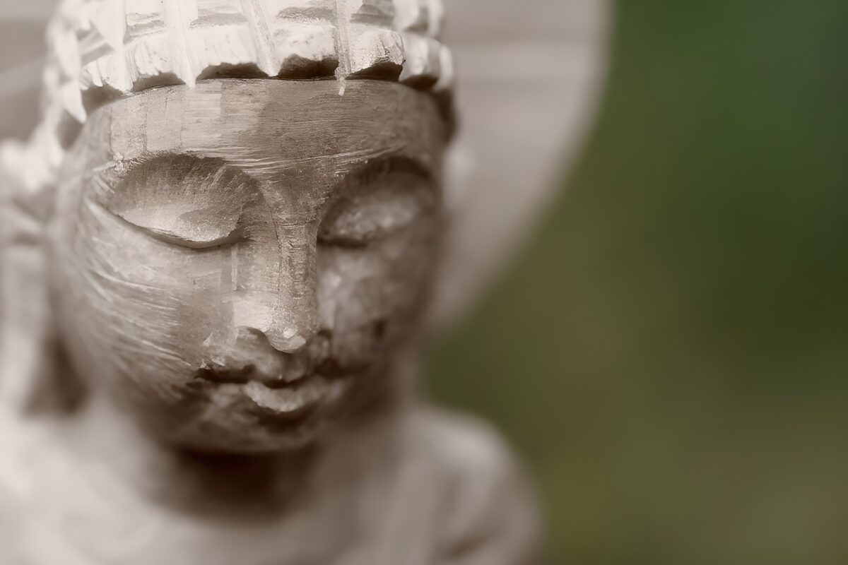 Holzbuddha im weichen Licht