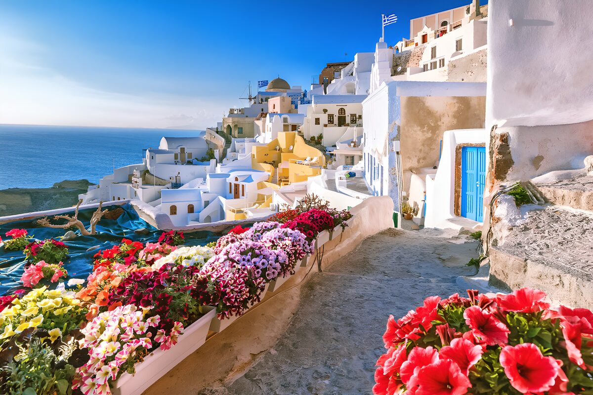 Weiße Gasse mit Blumen und Meerblick