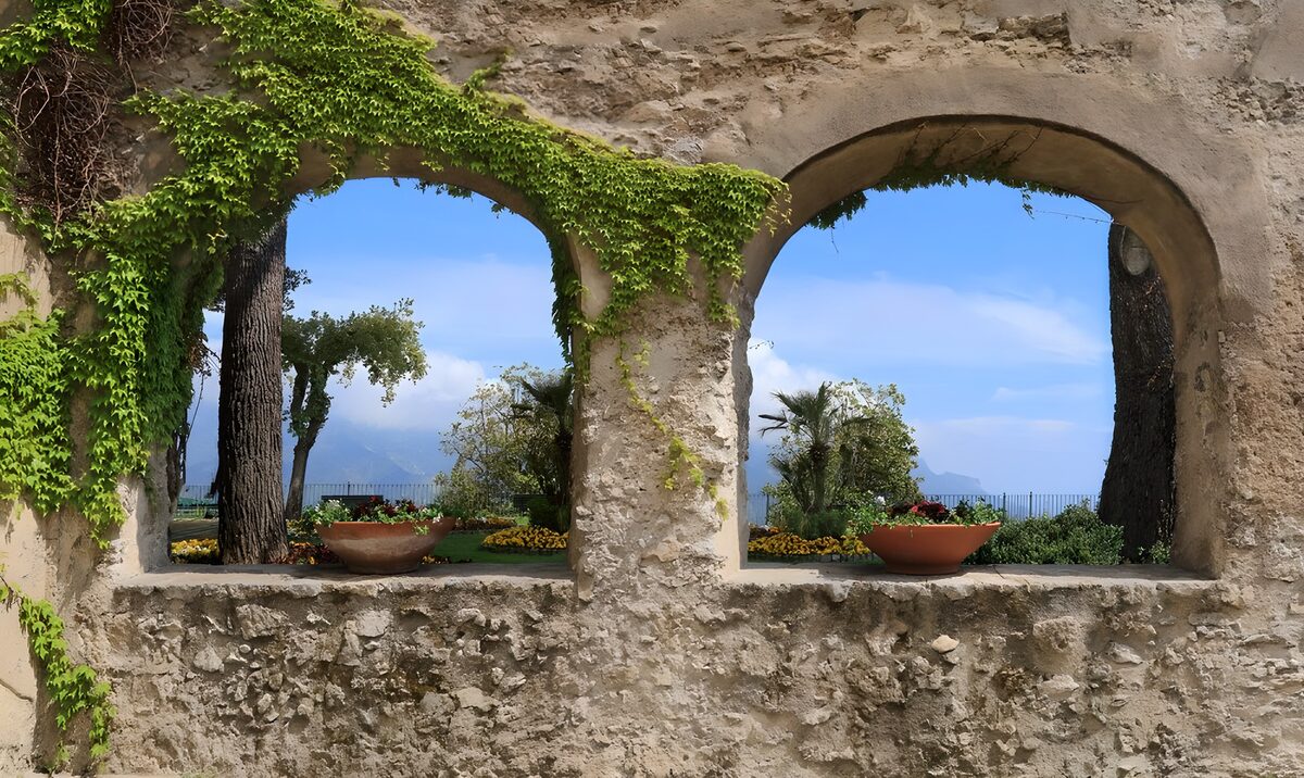 Alte Steinbögen mit sonnigem Gartenblick