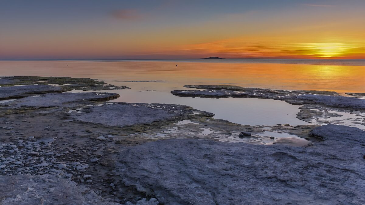 Felsenküste bei Sonnenuntergang