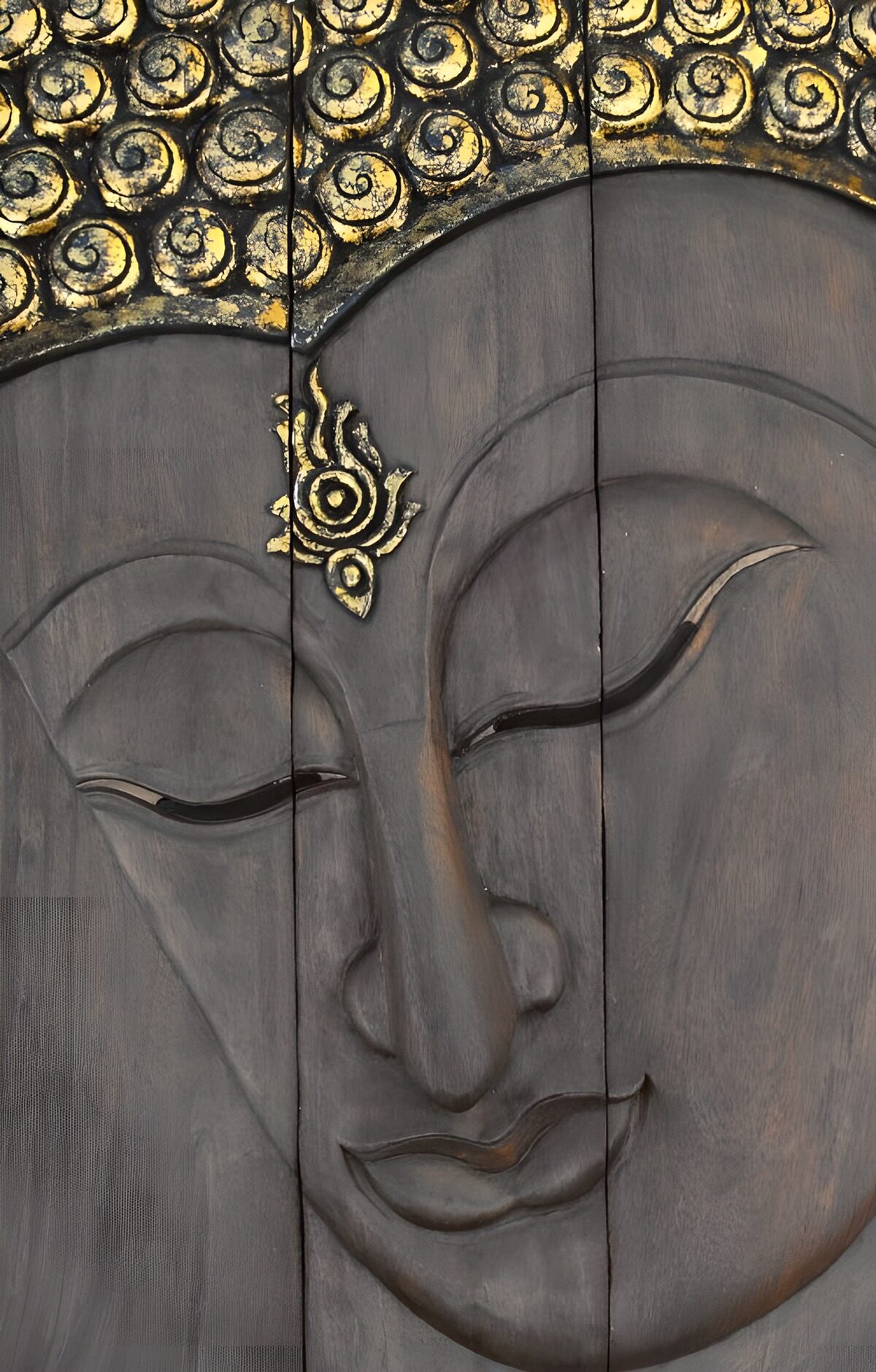Buddhas ruhiges Gesicht in Holz und Gold
