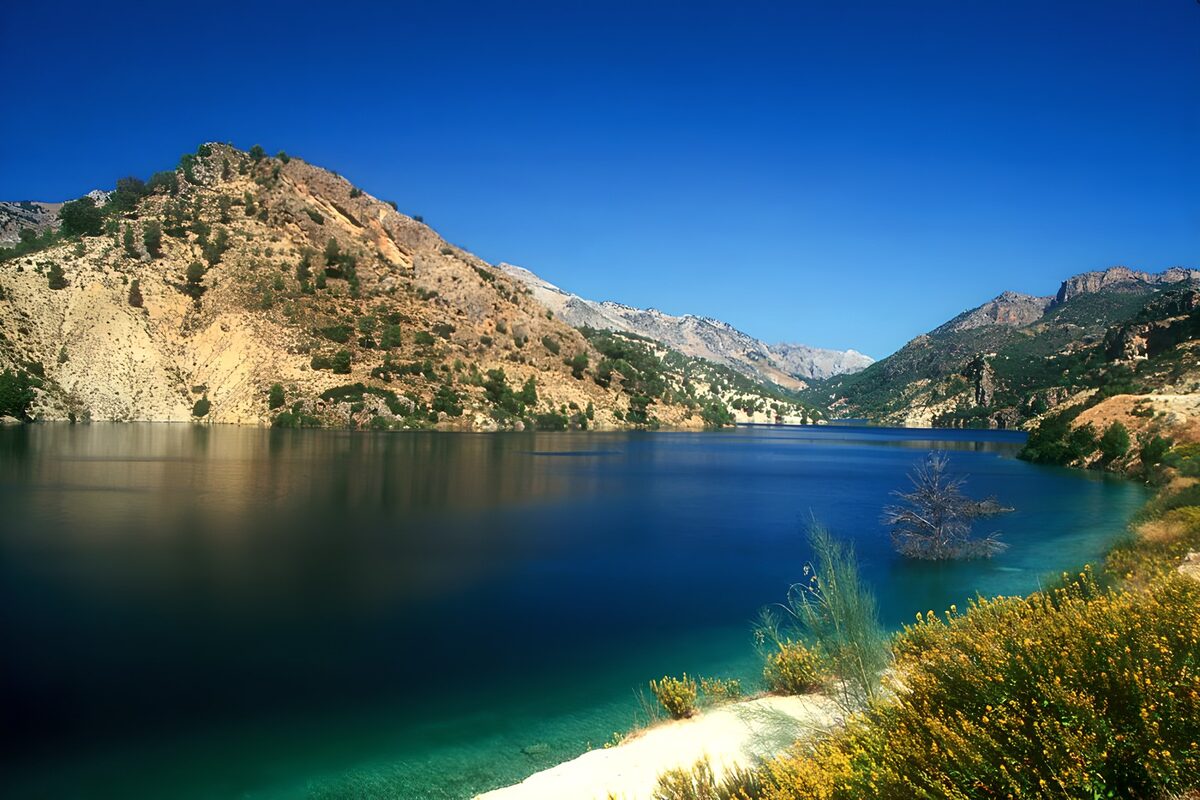 Blauer See zwischen sonnigen Bergen