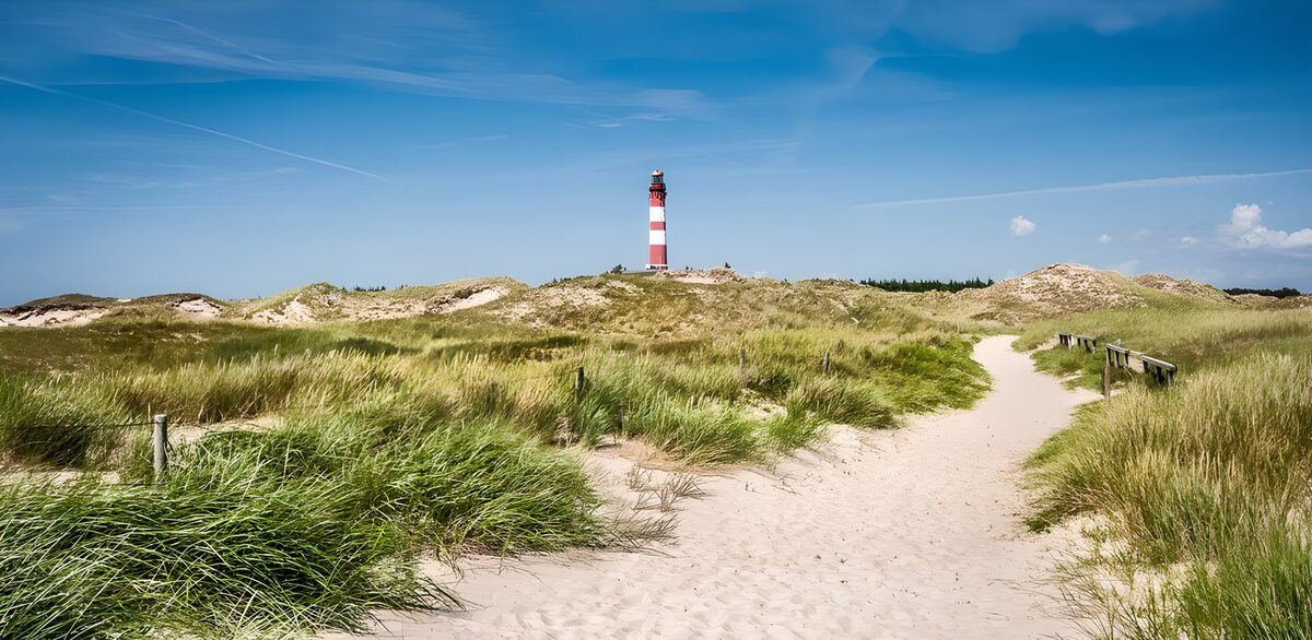 Sommerlicher Dünenweg zum Leuchtturm