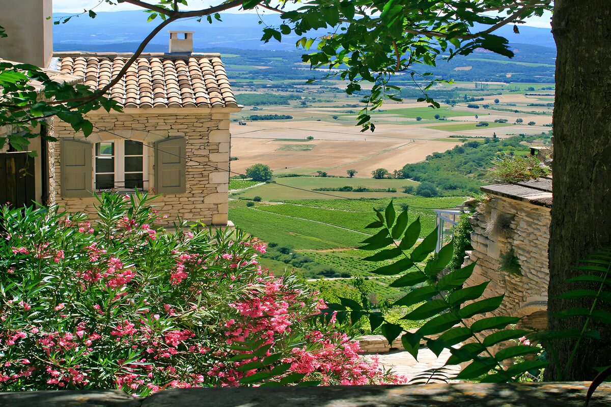 Steinhaus mit sonnigem Talblick