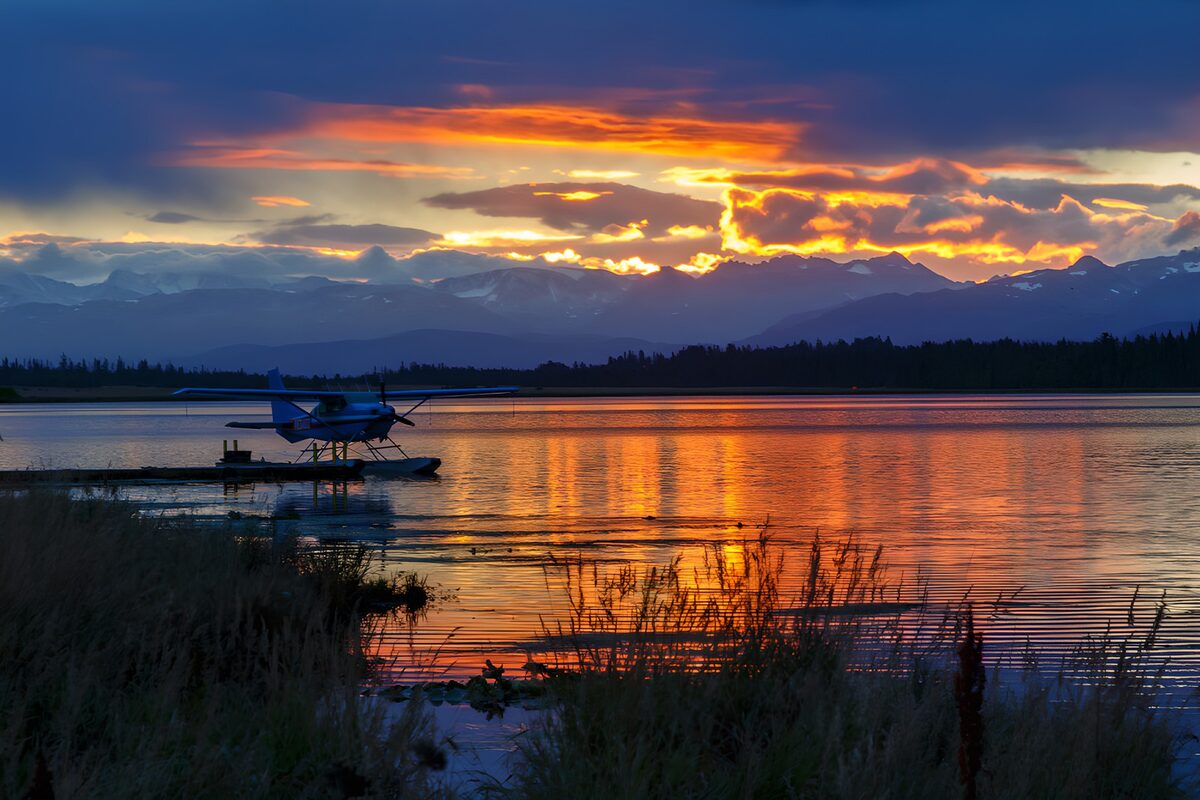 Wasserflugzeug am Steg im Abendlicht