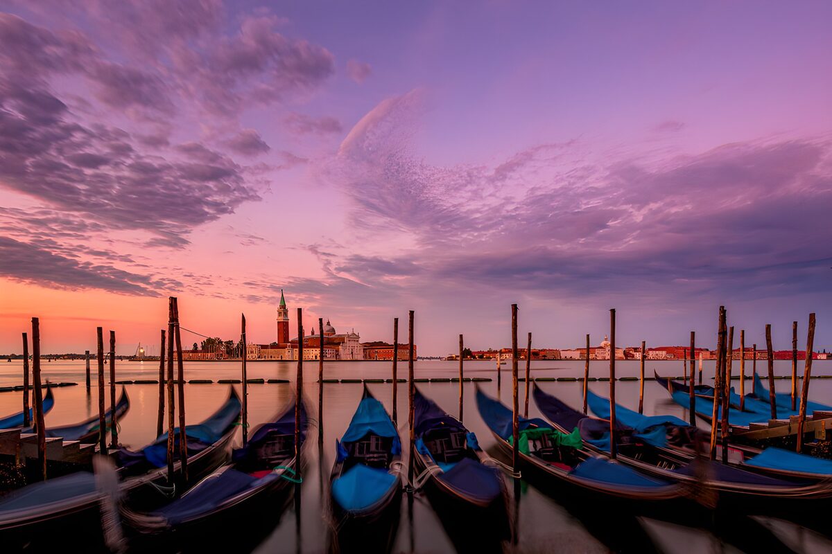 Gondeln im Abendlicht von Venedig