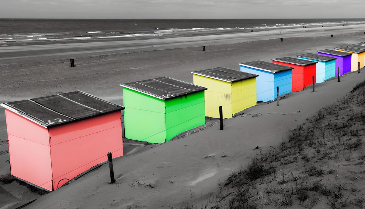 Bunte Strandhütten vor grauem Meer